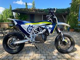The revised chassis and styling are boosted by the latest 690 lc4 motor and an updated electronics package, so whether you express your. Husqvarna 701 Oder Ktm Smcr 690 Auto Auto Und Motorrad Umfrage