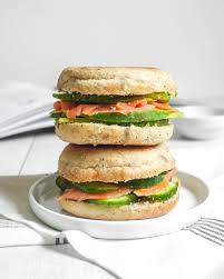 The Daily Saby Sabrine On Instagram L Heure Du Dejeuner Muffins A La Farine Complete Et Aux Graines Regentspark Food Avec Concombre Saumon Et Saumon I 2020