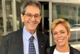 Em um barco, ao lado de quatro homens sem camisa, a deputada cristiane brasil (ptb) se defende de condenação judicial que a tem impedido de assumir a pasta do trabalho. Tribuna Da Internet Acusada De Desvio De Verba Publica Ex Deputada Cristiane Brasil Ganha Cargo Na Lideranca Do Ptb Na Alesp