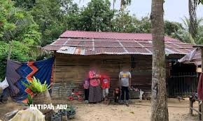 Check spelling or type a new query. Dapur Lantai Tanah Langsir Pisahkan Bilik Sikit Pun Tak Geli Jejak Rumah Daif 6 Sekeluarga Ini Susunan Baju Melambangkan Disiplin Kuat Viral Mstar