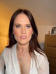 Catherine Shirley's Instagram, Twitter & Facebook