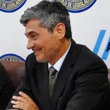 Frankfurter se lo llamaba por ser salchicha de Frankfurt. Y como para  nosotros Frank o Francisco es Pancho, le decimos pancho.