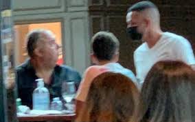 Maybe you would like to learn more about one of these? Renato Augusto E Flagrado Com Dirigente Do Flamengo Em Shopping Do Rio