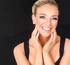 Lori Mock's Instagram, Twitter & Facebook