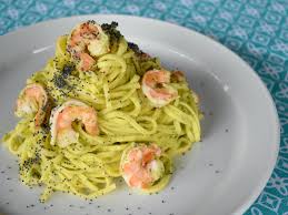Quindi in un tegame versate dell'olio, unite l'aglio e fatelo soffriggere. Tagliolini Con Pesto Di Zucchine E Mazzancolle Pasta Fresca Graziella