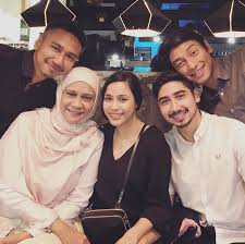 Terbaru, mira berkongsi foto adik beradiknya yang dikatakan persamaan mereka semuanya cantik apatah lagi dilihat pada bahagian mata adik beradik ada amirah filzah muda, amirah filzah tua sikit. 10 Fakta Tentang Bakal Suami Mira Filzah
