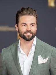 Benjamin Heinrich's Instagram, Twitter & Facebook