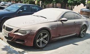 A bmw z3 sports car wasting away on a side street in dubai marina area. Autofriedhof Dubai Luxusautos Verrotten Im Sand Autozeitung De