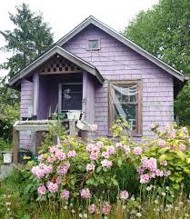 Selain memberikan kesan modern dan elegan, warna memilih warna tua untuk dinding akan mengamuflase rumah kecil, membuatnya tampak besar. Aplikasi Indah Cat Warna Ungu Untuk Rumah Dan Kesan Yang Ditimbulkan Inspirasi Warna