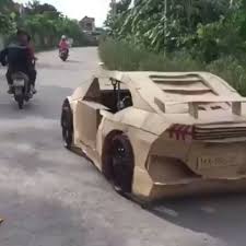 まるみ on twitter 緑の中を 走る段ボール ランボルギーニ https t co pyumulth3q 面白い写真 面白い画像 自転車