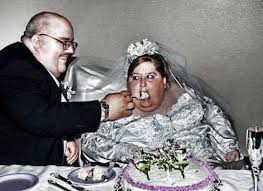 Images For Gt The Fattest Man In The World Gets Married Awkward Wedding Photos Getting Married Worst Wedding Dress