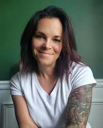 Carrie Harrison's Instagram, Twitter & Facebook