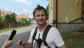 A taky porcelán s modrejma cibulkama. Stesti Je Krasna Vec Zakulisi Filmu Se Zpevakem Krystofem Michalem Jsmeuspesni Cz