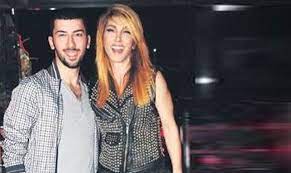 Annesi ev hanımı, babası işçi emeklisidir. Hande Yener Oglu Cagin Ile Sahne Alacak