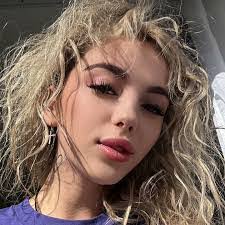 Daisy Mayberry's Instagram, Twitter & Facebook