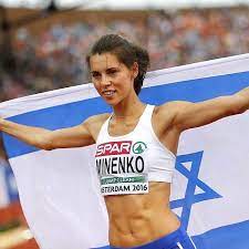 אנטולי, בעלה, מתעקש לקרוא לה חנל'ה. Hanna Knyazyeva Minenko