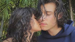 Jelang Natal dan Tahun Baru, Shawn Mendes Persembahkan Lagu Bareng Camila  Cabello