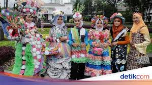 Cara membuat bunga lili dari sedotan gunting sedotan 2/3 dari lebarnya, kemudian bentuk agak membulat di ujung kiri atas. Cantiknya Gaun Sampah Kreasi Siswi Mtsn 2 Bandung Ini