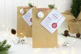 Macht mit einem locher 2 löcher in die tüte. Diy 15 Minuten Weihnachten In Der Tute Geschenkidee Zu Weihnachten