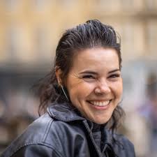 More beautiful and fashionable people around the market.