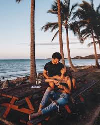 Na Dannom Izobrazhenii Mozhet Nahoditsya Odin Ili Neskolko Chelovek Lyudi Sidyat Okean Nebo Derevo I Na Ulice Couples Couples Photoshoot Photoshoot Poses