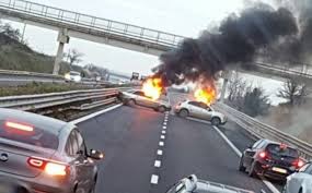 Nella mattinata di oggi, lunedì. Inferno A Foggia Dopo L Assalto A Due Portavalori Auto In Fiamme E Pioggia Di Proiettili