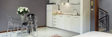Centro, affittiamo appartamento piano alto con ascensore, disponibile da subito, completamente arredato, composto da ingresso, soggiorno, cucinotto, tre camere, bagno. Appartamenti In Affitto In Centro Storico A Verona