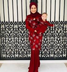Kehidupan percintaan siti nurhaliza juga menjadi perhatian ketika ia memutuskan menikah dengan pria yang 20 tahun lebih tua pada 2006 silam yakni datuk khalid mohamed jiwa. Love Ootd Ni Red Kasturi Creacion By Siti Nurhaliza Facebook