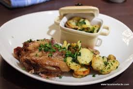 2 cuisses de canard confit 2 pâtes feuilletées 3 oignons rouges 3 pommes 2 càs de raisins secs 1 petit verre de calvados 1 jaune d'œuf 2 càs de faire macérer les raisins dans le calvados. Confit De Canard Et Ses Pommes De Terre Sarladaises Recette Simple Et Rapide