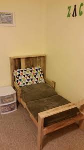 Easy diy to make a bed frame from milk crates! Pallet Bed How To Craft It 1001 Pallets