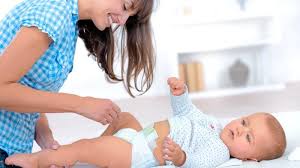 Wenn dein baby unter reflux leidet und nach dem füttern ausspuckt, solltest du seine oder ihre windel zuvor wechseln. Vater Mutter Kind Elternkolumne Kinder Fragen Bevor Man Die Windeln Wechselt Aber Sicher