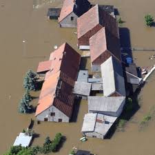 Die kanzlerkandidatin der grünen hat ihren urlaub abgebrochen und fährt in die überfluteten regionen in westdeutschland. Hochwasser 2013 Spenden Konten Fur Flut Opfer In Bayern Deutschland Welt