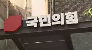 국민의힘 당권 8파전이 확정된 직후 이준석(사진) 전 최고위원이 다자구도에서 이례적인 30%대 지지율을 얻었다는 여론조사 결과가 나왔다. ì§€ì§€ìœ¨ 30 ì´ì¤€ì„ ëŒí' ì— ë‚˜ê²½ì› ë‹¹ëŒ€í'œ ìŠ¤í¬ì¸ ì¹´ê°€ ì´ëŒ ìžë¦¬ ì•„ëƒ