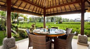 Salah satu tempat makan di bali yang bagus dengan pemandangan sawah dan berlokasi di ubud. Cafe Dan Resto Di Bali Yang Pemandangannya Lepas Menghadap Sawah Kehijauan Eksotis
