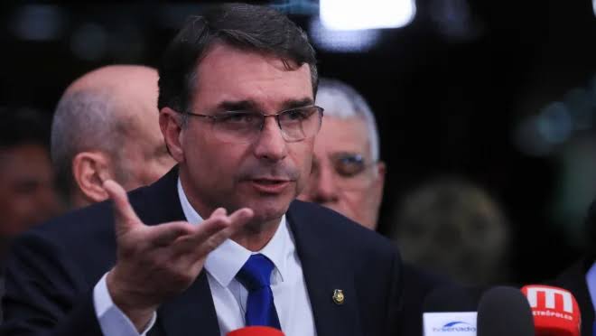Flávio Bolsonaro diz que será presidente de fato em eventual governo, não o  pai