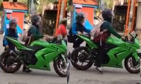 Kompilasi cewek naik motor bikin gagal fokus_motovlog indonesia. Begini Jadinya Cewek Berpostur Pendek Naik Motor Ninja Lihat Videonya Aripitstop