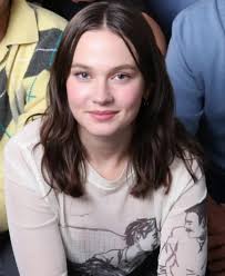 Margot Robbie Lin Ju Li Kiss