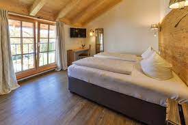 Hier treffen sich freunde, familie und sportler. Pension Schweizerhaus Hotel Fruhstuck In Weyarn Bei Munchen