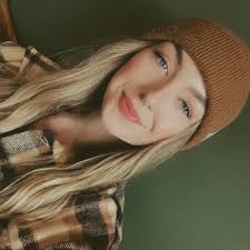 Who can take engagement photos in the Daphne area around May 17th?