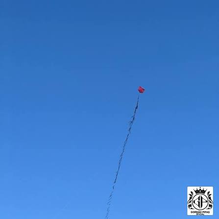 ☀️ Céu azul, pipa no alto e amizade no coração! 🎐🔥 Nada como um dia de  sol com os parceiros, dando relo, rindo alto e vivendo a liberdade no fio  da linha!
