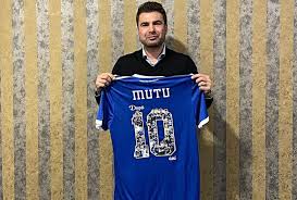 Pe aceasi tema patronul grupării fc universitatea craiova, adrian mititelu, consideră că judecătoarea care a decis anularea înregistrării mărcilor deţinute de el este coruptă. Adrian Mutu A Semnat Cu Fc U Craiova In AceastÄƒ SearÄƒ La BucureÈ™ti Detaliile Contractului
