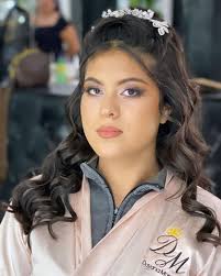 Maquillaje Natural vs. Glamoroso para Quinceañeras: Guía Definitiva para  Elegir