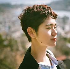 ウェーブの動きはありながらも サイドやえり足のコンパクトさが清々しい印象のショートスタイル short haircatalog jp ヘアカタログ jp つぎのわたし選び ショート パーマ ショートのヘアスタイル 髪型 メンズ