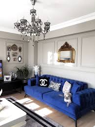 Salon Tasli Avize Avize Saat Citalarla Duvar Dekorasyonu Parlament Mavisi Mavi Tv Unitesi Cerceve Hali In 2020 Living Room Windows Decor Couches Living Room