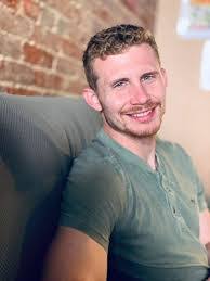 Amanda Wiss's Instagram, Twitter & Facebook