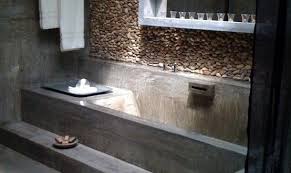 Moderne Badezimmer Im Vintage Style Mit Estrich Boden Und Badewanne Und Kreative Wandgestaltung Mit Steinen Und Beton Wandregal Mit Spiegel Wandregal Modernes Badezimmer Badezimmer