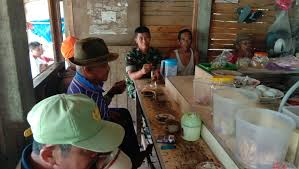 Gambar diambil dari jarak jauh, seluruh objek terkena hingga latar belakang objek. Ngopi Bersama Warga Sambil Ngobrol Di Warung Bapak Yulianto Sumateranews