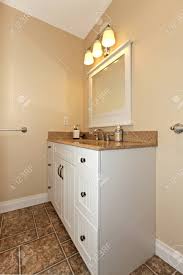 Schrank für waschbecken zu verkaufen. Weiss Schrank Waschbecken Im Badezimmer Lizenzfreie Fotos Bilder Und Stock Fotografie Image 12312728