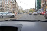 C) pe drumurile publice cu o lăţime mai mică de 6 m; Oprirea Stationarea Si Parcarea Chestionare Auto Ro
