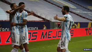 Uruguay will need to be alert as they defend a dangerous free kick from argentina. Efhsd56 6qphom